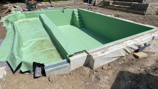 Naturpool mit Uferzone und Pooltreppe