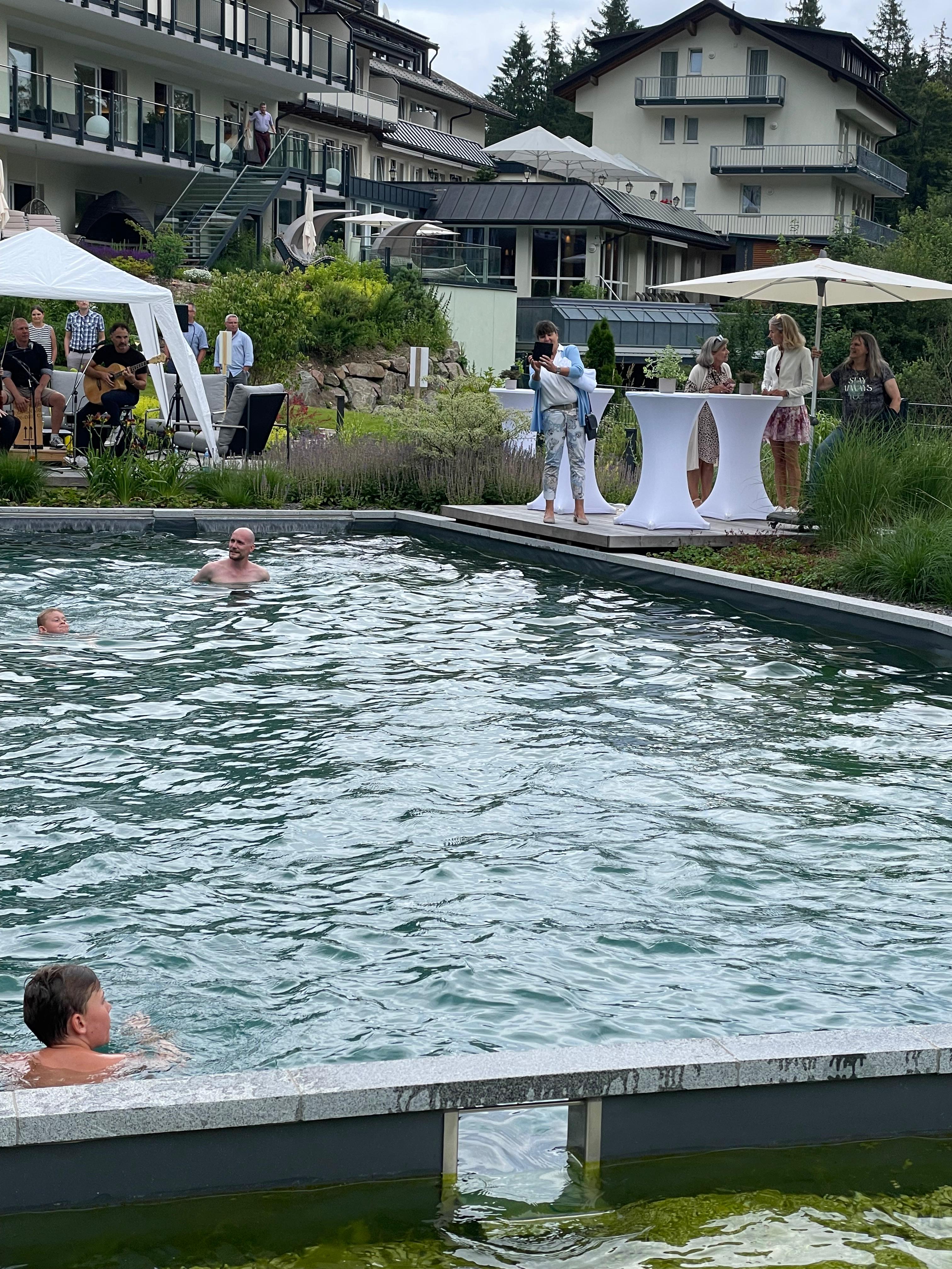 naturpool Schwimmteichfolie SIKA Teichfilter Hydrobalance Belchenhotel Avita Biomodulare Teichsysteme Kinderkrebsklinik Freiburg Jubiläum Schwarzwald umweltfreundlich Badeerlebnis kristallklares Wasser