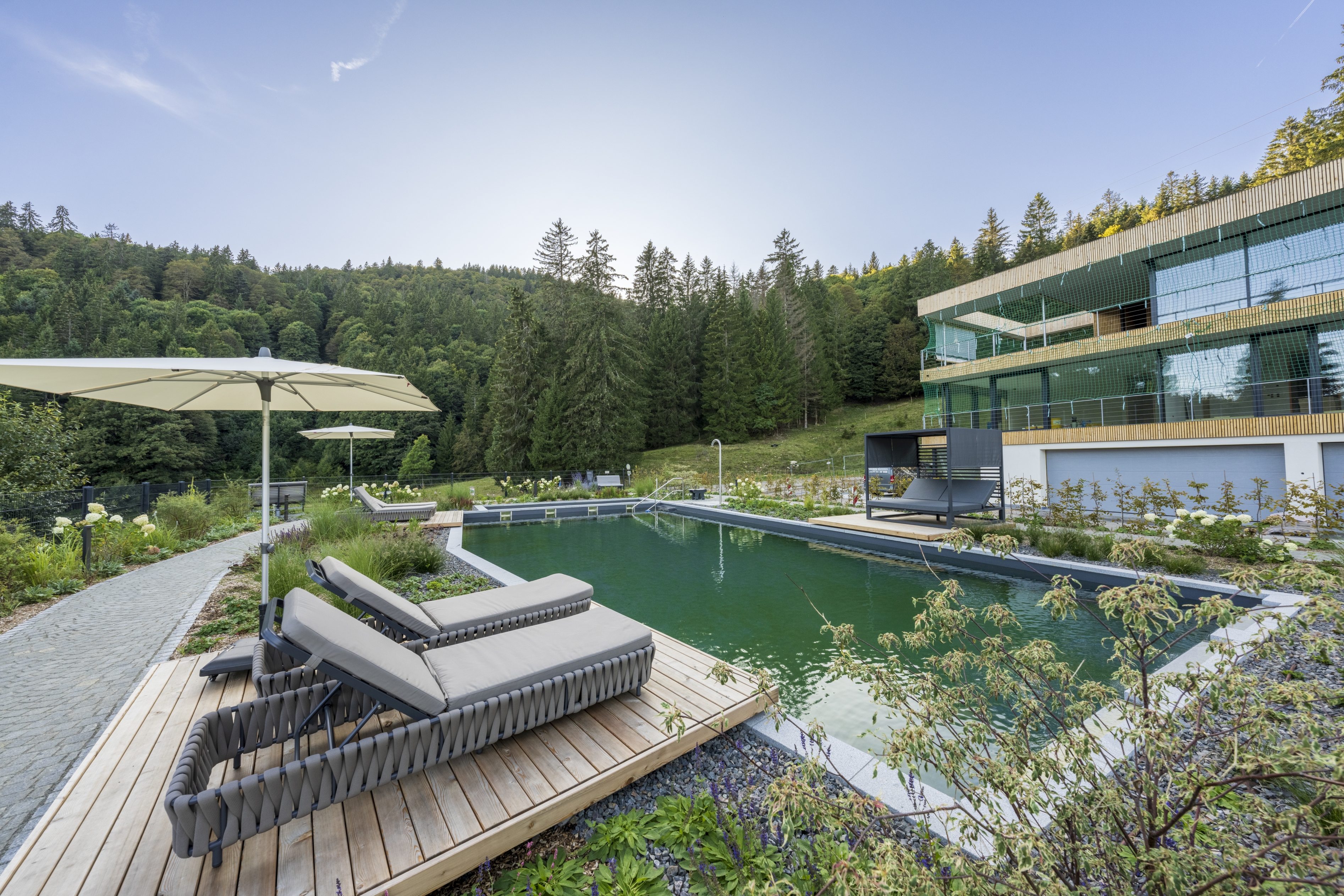 Schwimmteich im Belchenhotel mit Hydrobalance Filtersystem Poolabdichtung mit SIKA Schwimmteichfolie aus FPO Folie