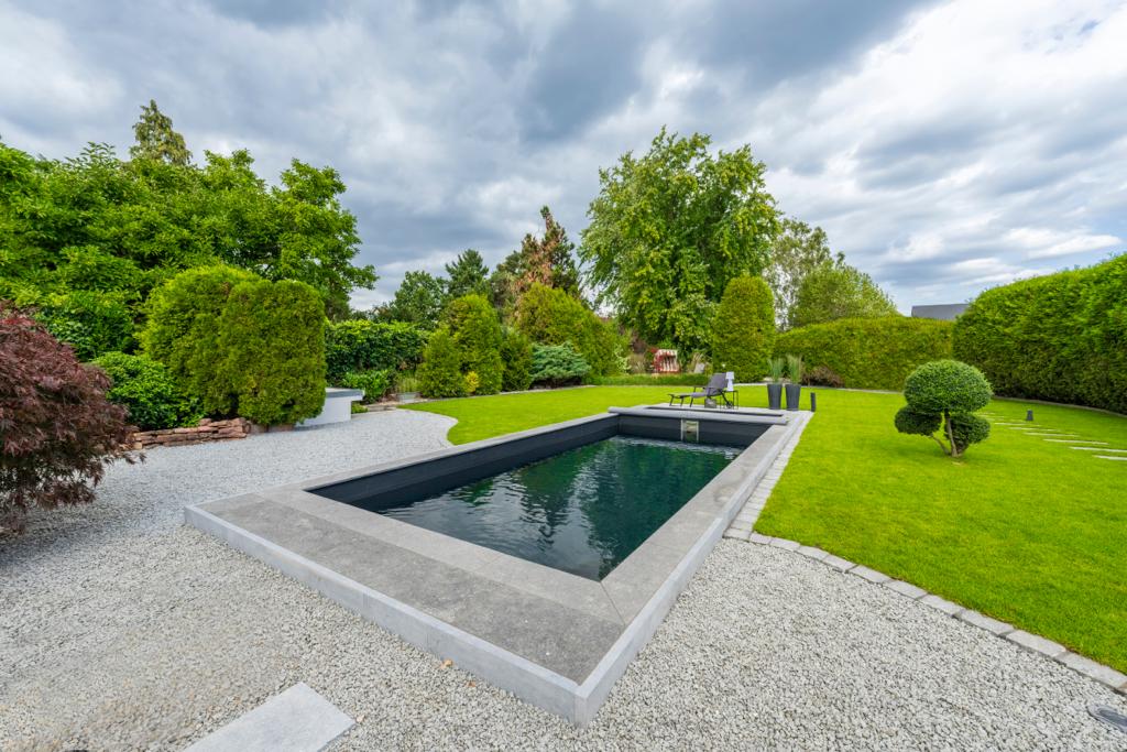 Naturpool in Ettlingen mit FPO Sika Schwimmteichfolie und Hydrobalance Filtersystem