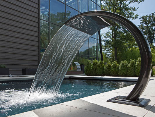 Poolabdeckung, Wasserschwall, Poolbeleuchtung, Wärmepumpe, Gegenstromanlage, Gartendusche und Poolleiter